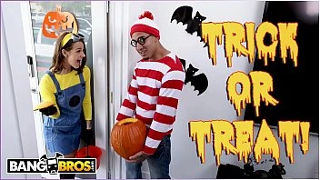 [Bangbros] Trick Or Treat Smell Evelin Stone's Feet Bruno Gives Her Something Good To Eat