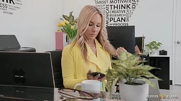 [Brazzers] Ricky Johnson Caught Bunny Taking Sexy Selfies At The Office, Offered