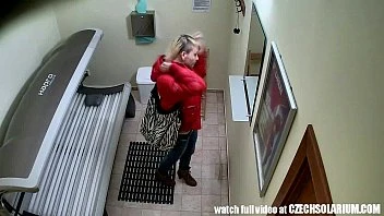 [PornCZ] Pierced Pussy Snooped In Tanning Bed