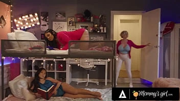 [Mommy's Girl] Milf Dee Williams Caught Petites Squirters In The Act Made Them Squirt Even More