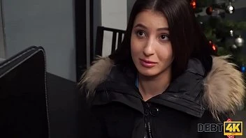 [Debt 4K] Chick Gives Blowjob And Spread Her Legs For Amazing Luxury Car