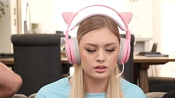 [Facial 4K] Hot Gamer Chick Gets Blasted In The Face With Loads Of Cum
