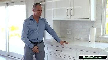 [Family Strokes] Stepdaughter Lifting Up Top Ifo Stepdad