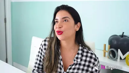 Pretty Cirvy Girl With Huge Tits Does Boobjob With Huge Cock And Fucks It