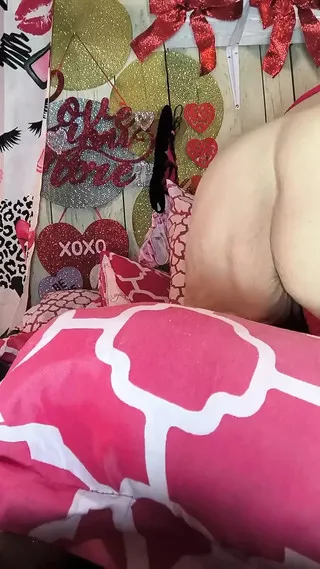 Fat Buck Big Ass Momma Pounds Her Pussy At Last