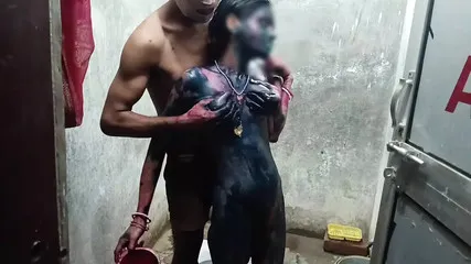 Up Bali's Sarita Bhabhi Played Holi By Taking Her To The Bathroom, Brother-in-law Bhabhi Holi Video