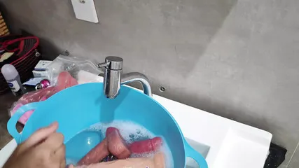 Camgirl Showing Everyday Life, Talking And Cleaning Toys