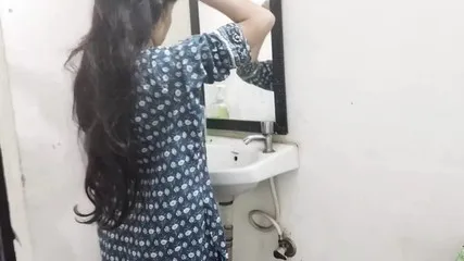 Step Sister Ko Bathroom Me Pakad Ke Chod Diya