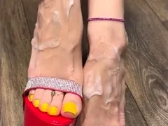 Amateur Foot Fetish Girlfriend Sucks and gives a Footjob