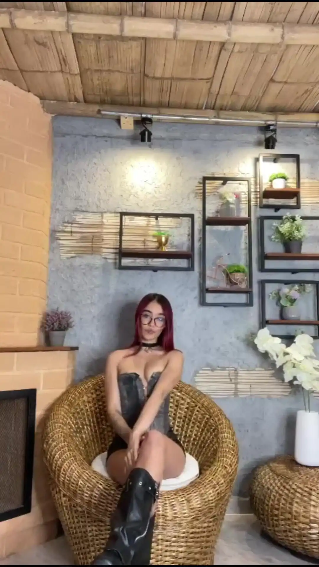 Delgad Girl with Perfect Cushroom Masturbates at Home with Your Toy Sex