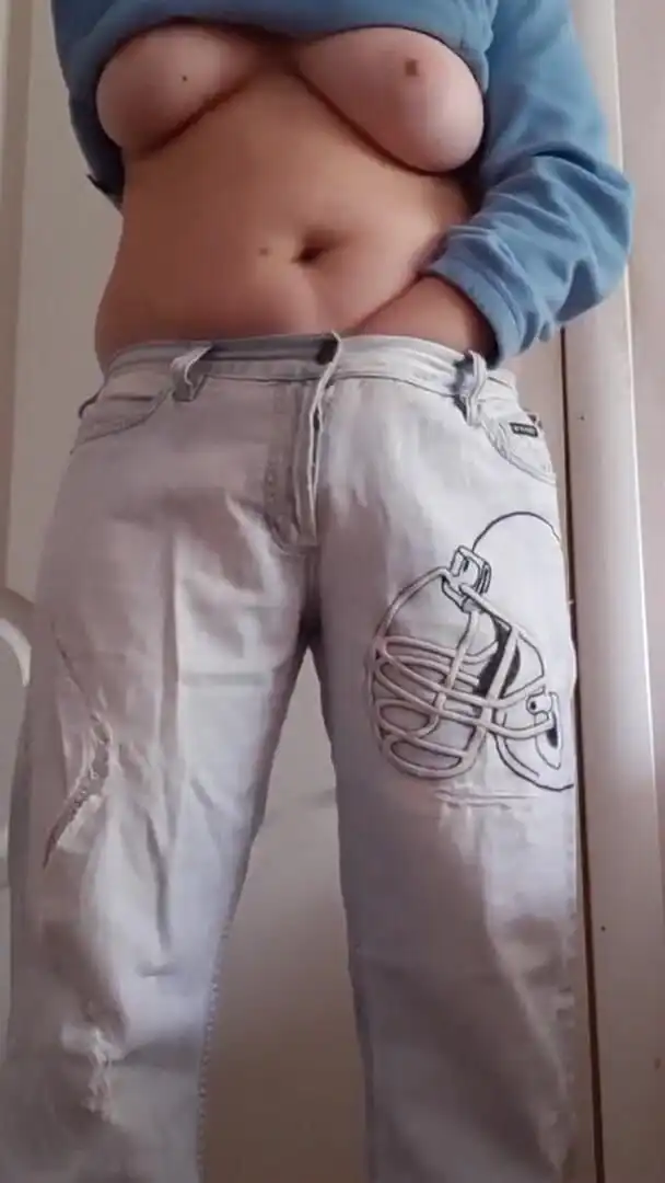 MILF Teacher Secretly Jerks off Clit at University