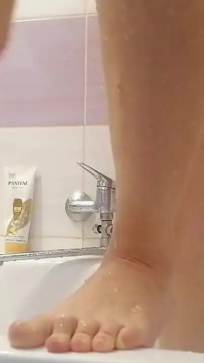 Amateur Wife Shaves Her Legs. Amateur Wife with Hairy Pussy
