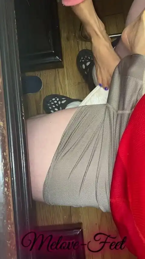 Melove Teasing Naelor with Her Sexy Small Feet