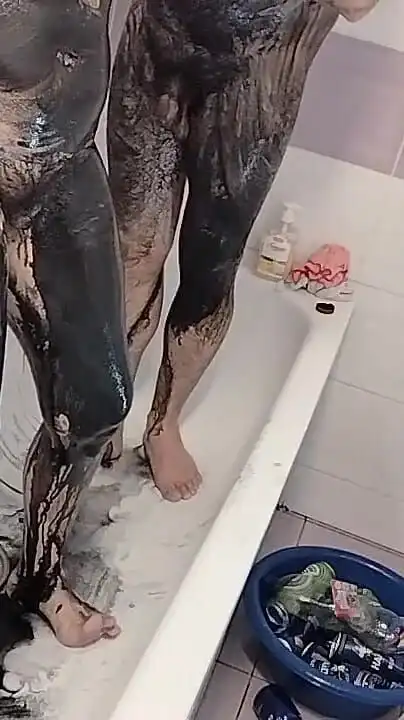 Amateur Couple Takes a Bath