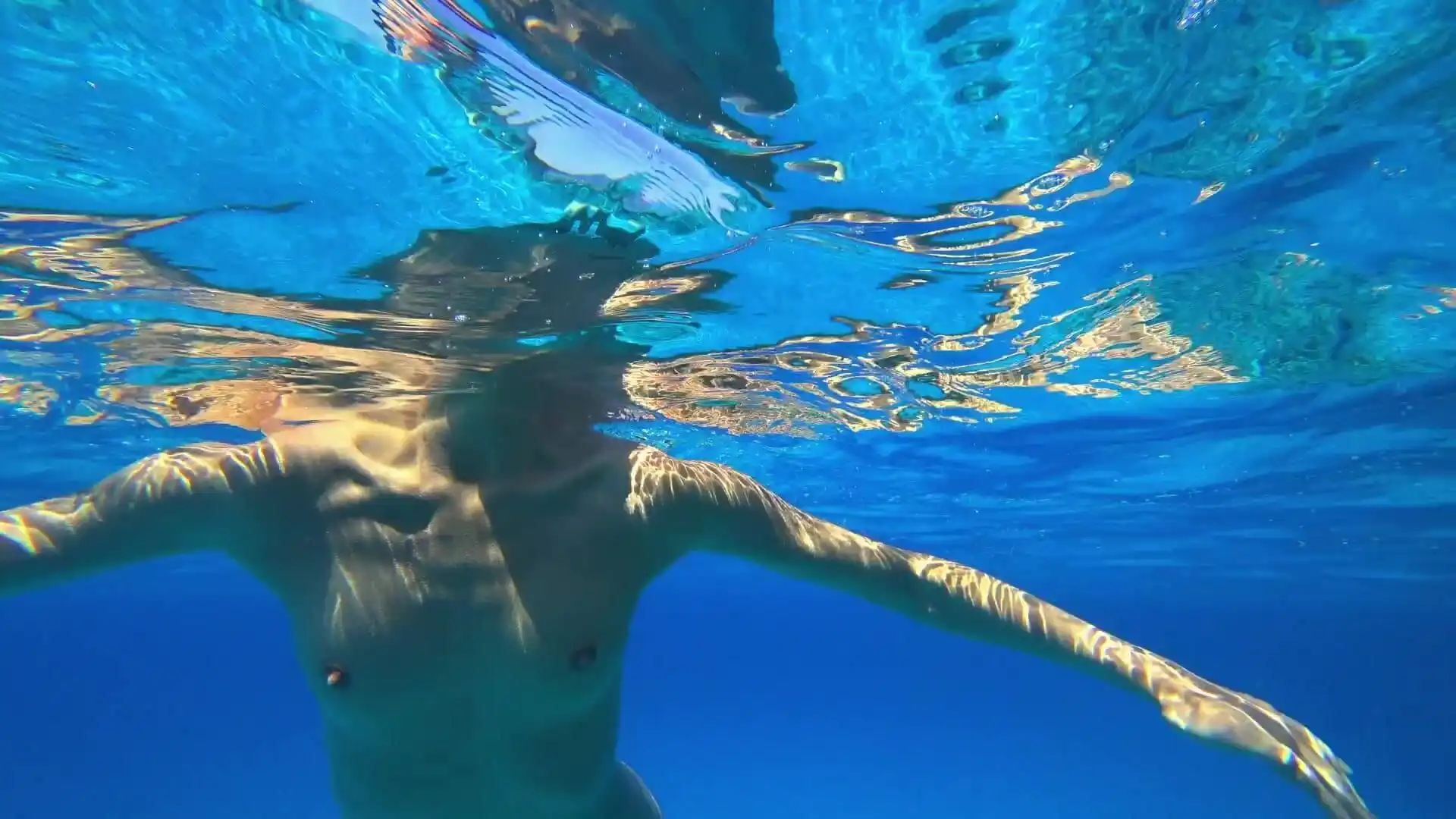 Stunning Girl Swims Nude on Public Beach