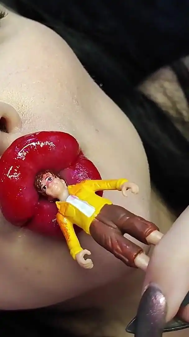 Big Red Lips Giantess