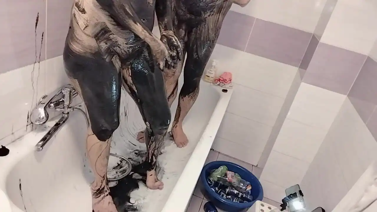 Amateur Couple Takes a Bath