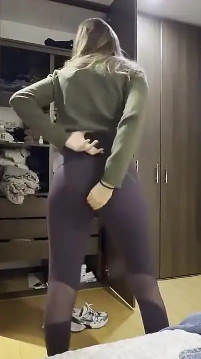 Dos Mujeres E Ponen Sus Ropa Del Gym