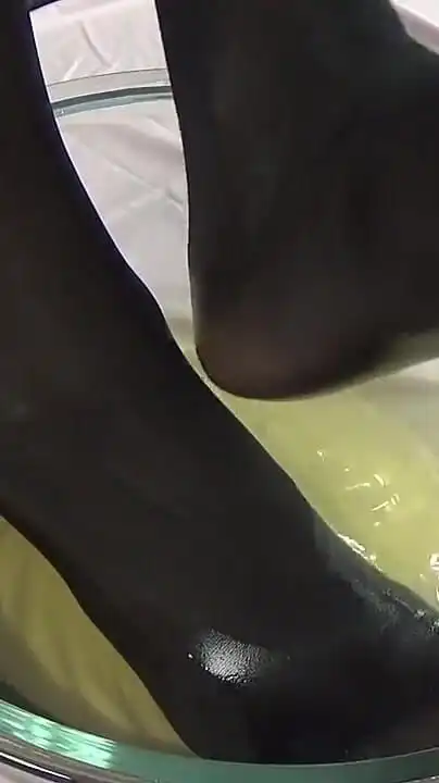 Big Tit Mature Pissing on Nylon Feet