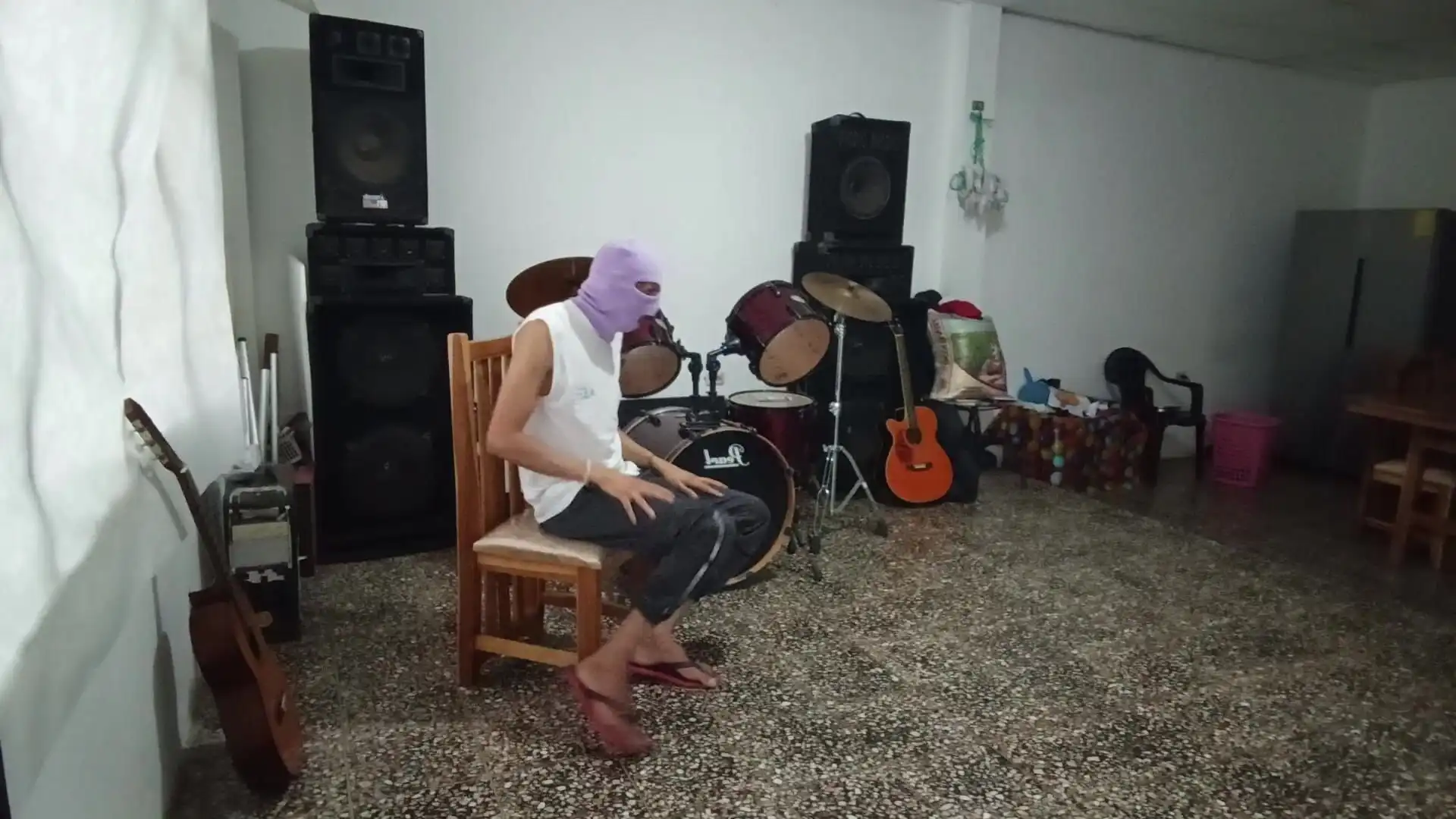 Sexi Music Teacher Poses Cachondo to Pupil
