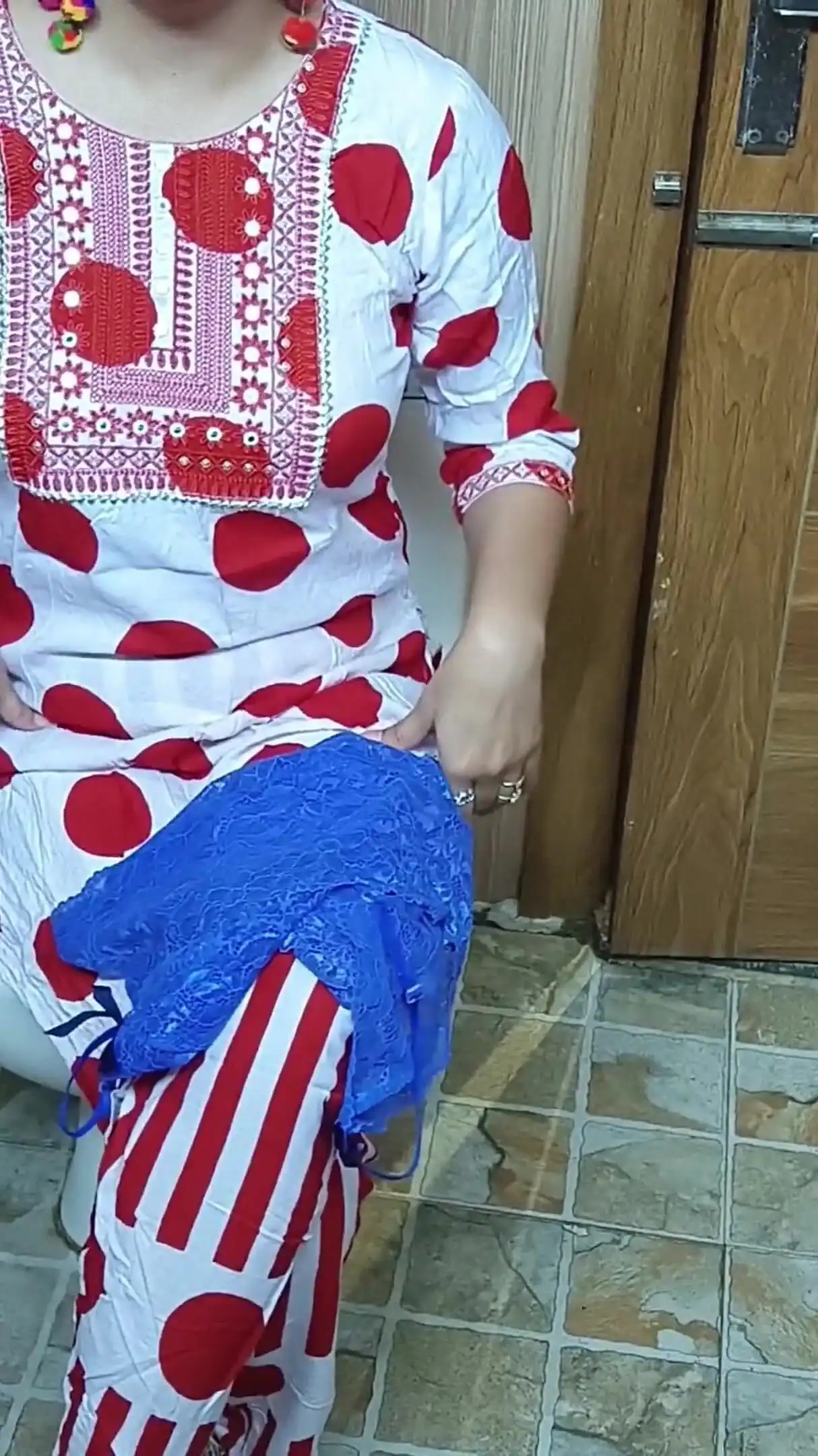 Hindi Teen Stepson Sneakes Behind Stepmom Changing Clothes and She Likes This in Hindi Audio