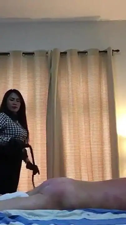 Dominafire Whipping Slave!