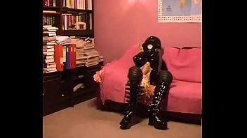 Roxina2005jerkinginheavyrubber010205xxl.wmv