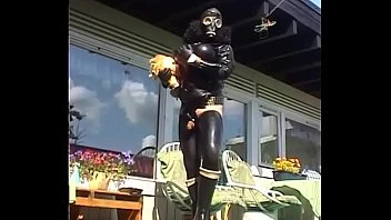 Roxina2004rubbertrannyoutdoorr150704xxl.wmv