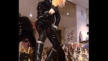 Roxina2002wannacuminfullrubber260202.wmv