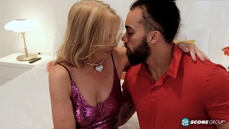 Joanna is a very horny GILF