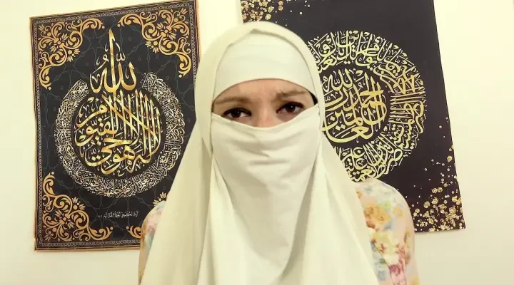 Babe in niqab pleases her husband