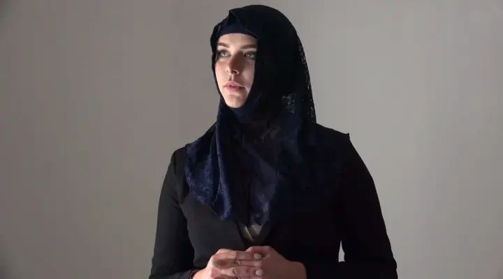 Rich muslim lady Nikky Dream wants to buy apartments in Prague