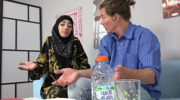 Sexy Muslim babe spreads her legs instead of cooking lunch