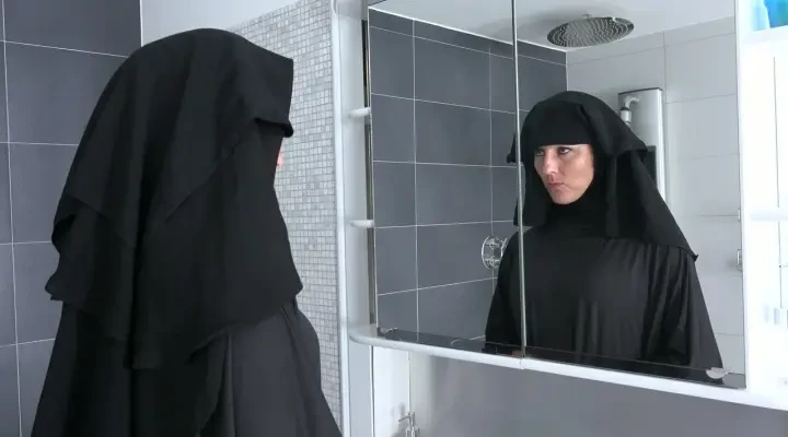 Randy worker helps Valentina Ross in niqab