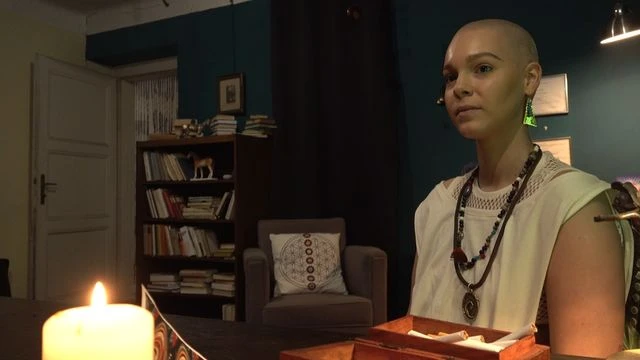 Spicy bald hottie gives a very good blowjob in the close-up