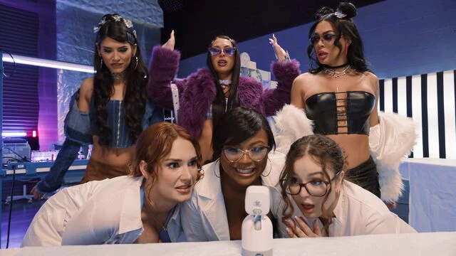 Siri Dahl and Khloe Kay are enjoying shemale sex so much