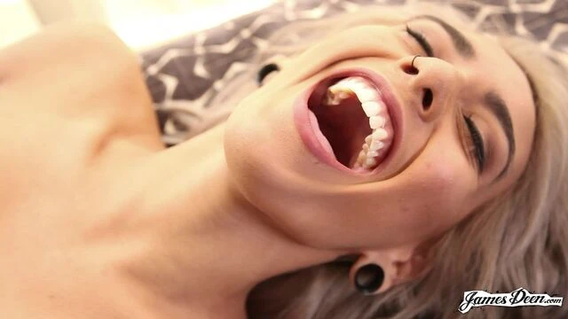 Sexy as hell brunette Janice Griffith gets pleasure from oral sex