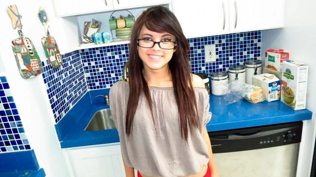 Sweet handjob provided by a very skillful hottie Oxuanna Envy