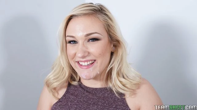 Pretty playful blonde teen Daisy Lynn gives a very good blowjob