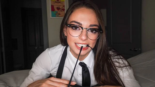 Nerdy babe Sophia Burns gives a good blowjob on the knees