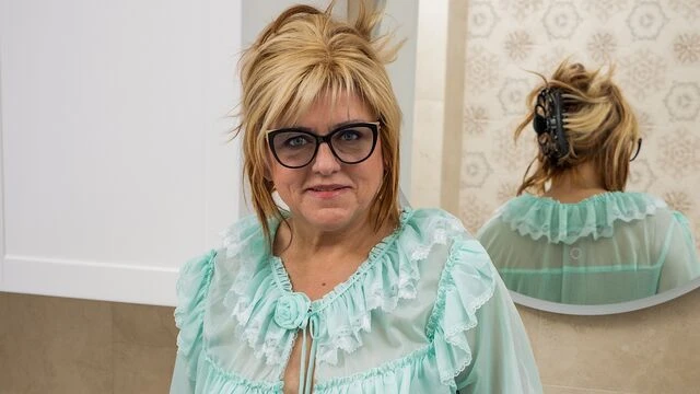  Chubby chick Jane Fox knows how to play with her hungry crack 