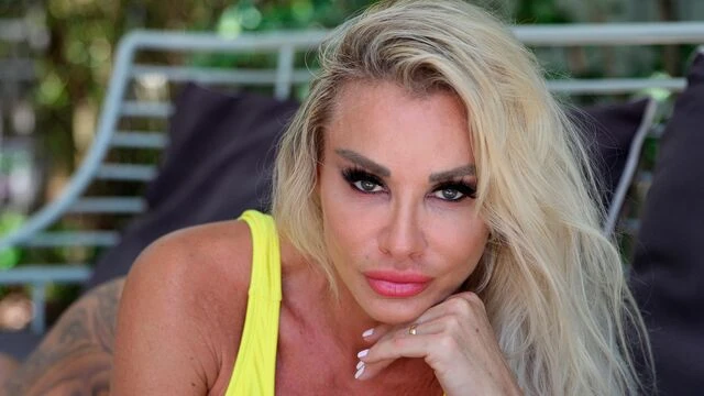  Cute busty doll Robbin Banx fucks with a new lover on the sofa 