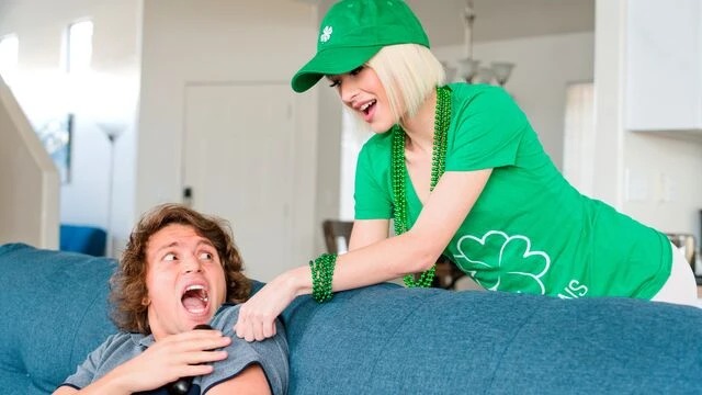 Sweet blonde teen Jessie Saint knows how to give a good blowjob