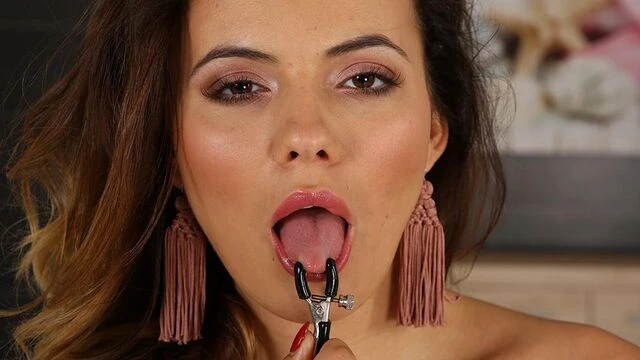 Awesome high-heeled chick Vanessa Decker stimulates her crack