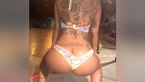 Snap Chat - Shaking A$$ In The Club