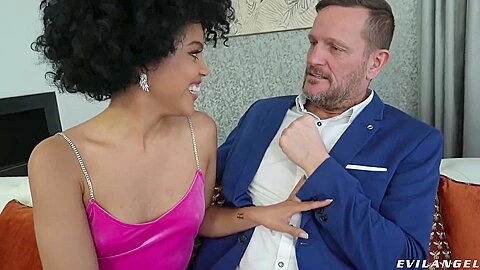Selva Lapiedra - Hot-bodied Beauty Enjoys Dp