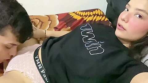 Mi Vecina Me Invita Aver Una Pelicula Y Terminamos Teniendo Sexo, Que Rico Es Follar