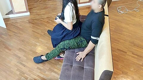 Jugando Video Juegos Sentada En Las Piernas De Su Pervertido Tio En Ley 19 Min