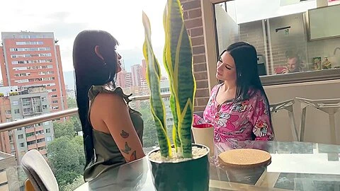 El Novio De Mi Mejor Amiga Nos Descubre Follando Y Hace Que Chupemos Su Gran