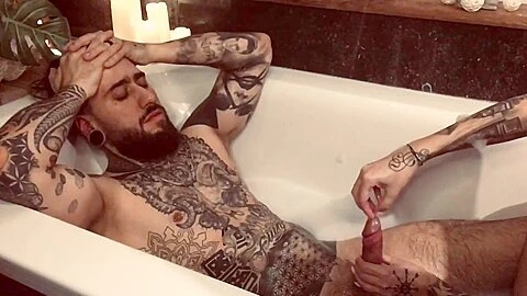 Mistress Handjob Dans La Baignoire